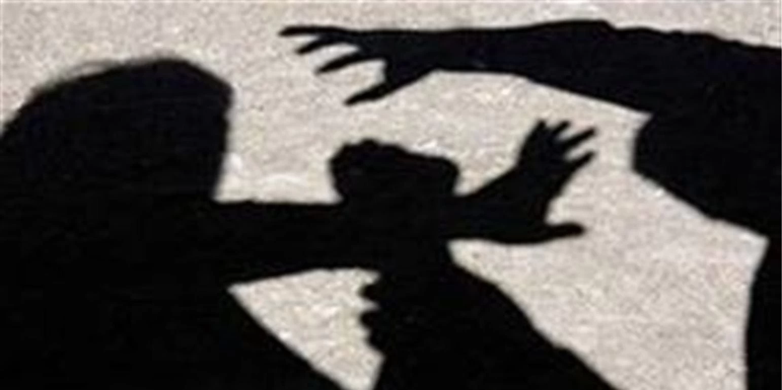 Βόλος: Τη χτυπούσε με μπουνιές και κλωτσιές στη μέση του δρόμου!